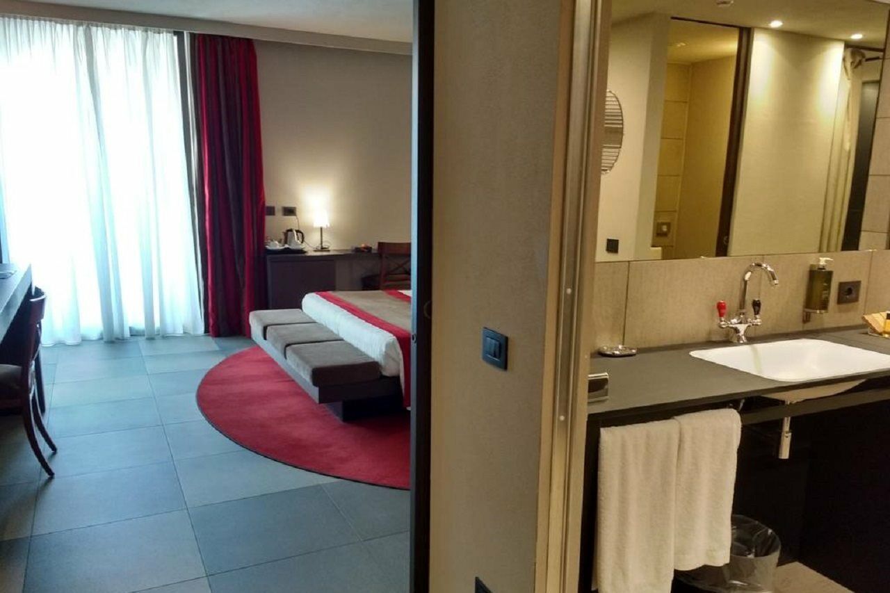 Ih Hotels Milano Ambasciatori Екстериор снимка